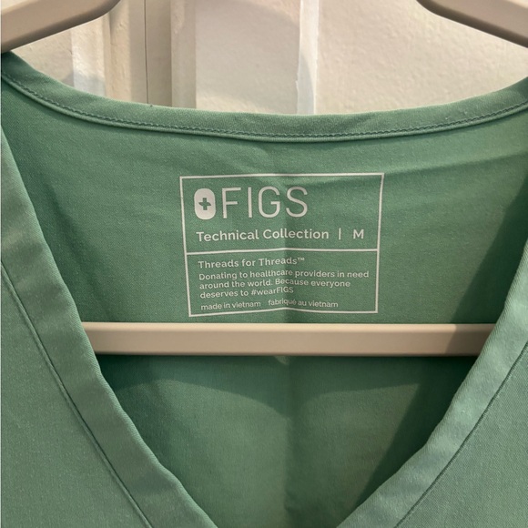 LIMITED EDITION Jade figs scrub shirt size Medium - Picture 2 of 4